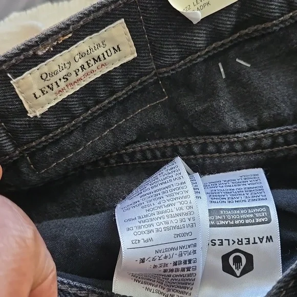 Levi's 80's Mom Shorts Black Denim Rolled Hem Shorts - Picture 7 of 8